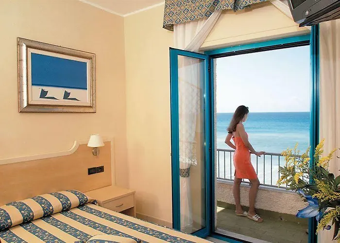 Sea Palace מלון 4*